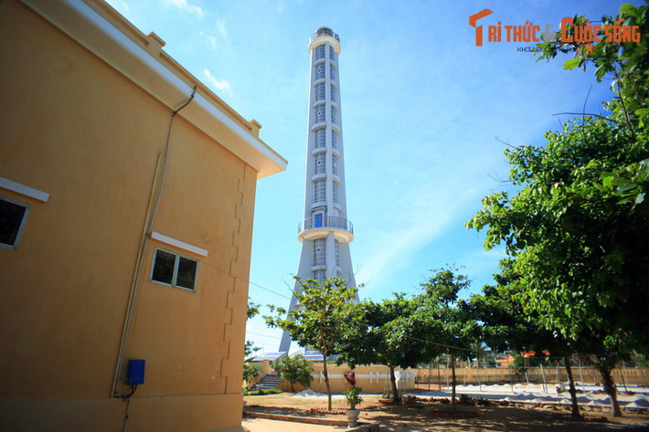 Vào thời điểm đó, khu vực Sở Đèn pha Lý Sơn rộng chừng 10.000 m2. Ngoài ngọn hải đăng nơi này còn có nhà Sở, diện tích sử dụng 200 m2, xây theo kiểu biệt thự trệt, là nơi ăn ở của quan chức, binh lính Pháp và nhân viên người Việt.