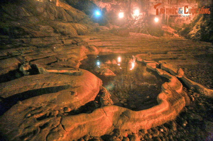 Chỉ giây lát rồi mọi thư bình yên trở lại. Nhưng than ôi, mẹ con Thị Lài và mọi thứ: cây rừng, thác nước, ruộng bậc thang... đã hoá thành đá. Đúng như ước nguyện, từ nay về sao sẽ không còn ai làm hại được nàng nữa...