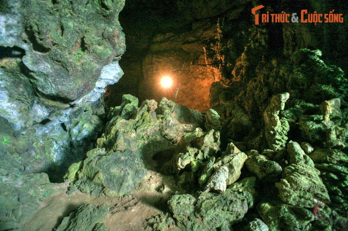 Nỗi lòng nàng thấu đến trời xanh. Mây đen kéo đến, trời đất tối đen như mực, sấm chớp vang trời. Tên trưởng bản và đám tuỳ tùng vô cùng sợ hãi, kẻ nấp dưới gốc cây, kẻ chui vào hốc đá.