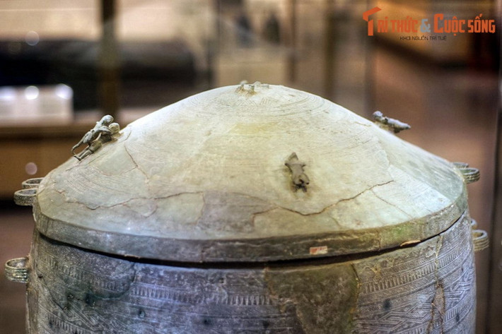 3. Thạp đồng Đào Thịnh (BT Lịch sử Quốc gia) được phát hiện ở xã Đào Thịnh, huyện Trấn Yên, tỉnh Yên Bái năm 1961. Không chỉ là hiện vật tiêu biểu cho nền mỹ thuật Đông Sơn, chiếc thạp này còn là minh chứng sinh động cho tín ngưỡng phồn thực của người Việt cổ.