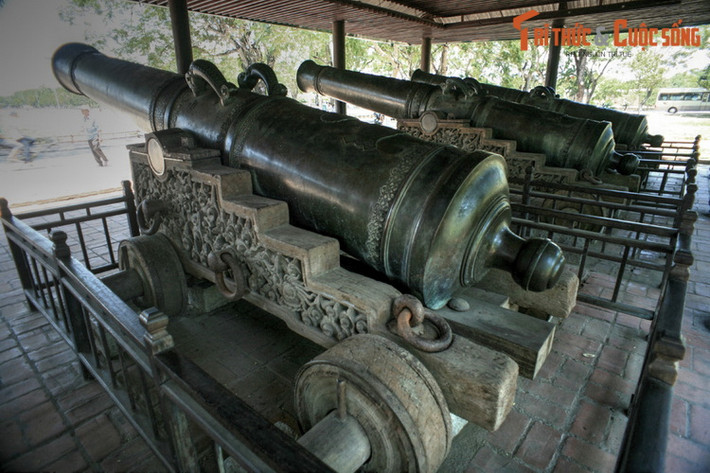 9. Cửu vị thần công (Quần thể di tích Cố đô Huế) là 9 khẩu thần công vua Gia Long cho đúc năm 1803 - 1804 để làm vật chứng cho chiến thắng trước quân Tây Sơn. Mỗi khẩu trong Cửu vị thần công dài 5,1 mét, nặng khoảng 10 tấn, được chạm trổ hoa văn tinh xảo.