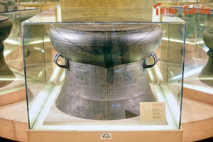 2. Trống đồng Ngọc Lũ (BT Lịch sử Quốc gia) được các nhà nghiên cứu đánh giá là chiếc trống đồng Đông Sơn đẹp nhất của Việt Nam. Bảo vật này có từ khoảng 2.500 năm trước, được phát hiện vào khoảng năm 1893–1894 ở làng Ngọc Lũ, Bình Lục, Hà Nam.