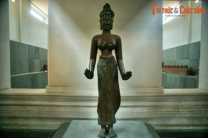5. Tượng nữ thần Tara (BT Điêu khắc Chăm Đà Nẵng) có từ khoảng thế kỷ 9. là một kiệt tác của nền nghệ thuật Chăm xưa. Bức tượng cổ bằng đồng này được phát hiện vào năm 1978 tại Phật viện Đồng Dương, một khu phế tích lớn của vương quốc Chăm Pa nằm ở tỉnh Quảng Nam.