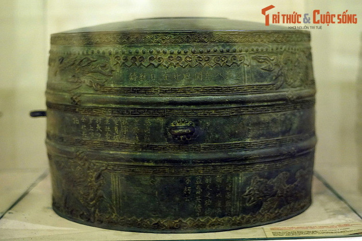 8. Trống đồng Cảnh Thịnh (BT Lịch sử Quốc gia) được đúc năm 1800 dưới triều vua Cảnh Thịnh, là một hiện vật lịch sử đặc biệt của triều đại Tây Sơn. Trống từng được đặt tại chùa Nành (Gia Lâm, Hà Nội) trước khi đưa về lưu trữ và trưng bày ở bảo tàng.