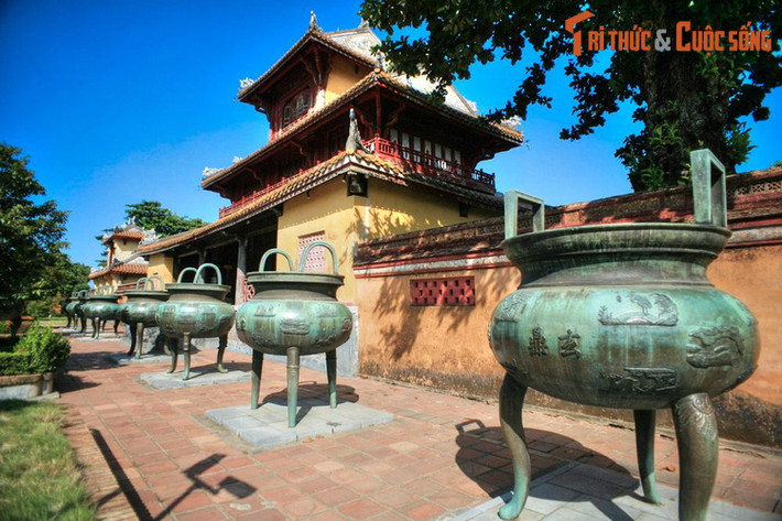 10. Cửu Đỉnh của nhà Nguyễn (Quần thể di tích Cố đô Huế) là 9 chiếc đỉnh bằng đồng đúc năm 1835-1837. Mỗi đỉnh được chạm khắc 17 họa tiết gồm các chủ đề về vũ trụ, núi sông, chim thú, sản vật, vũ khí... tạo nên bức tranh toàn cảnh của đất nước Việt Nam thống nhất thời nhà Nguyễn.