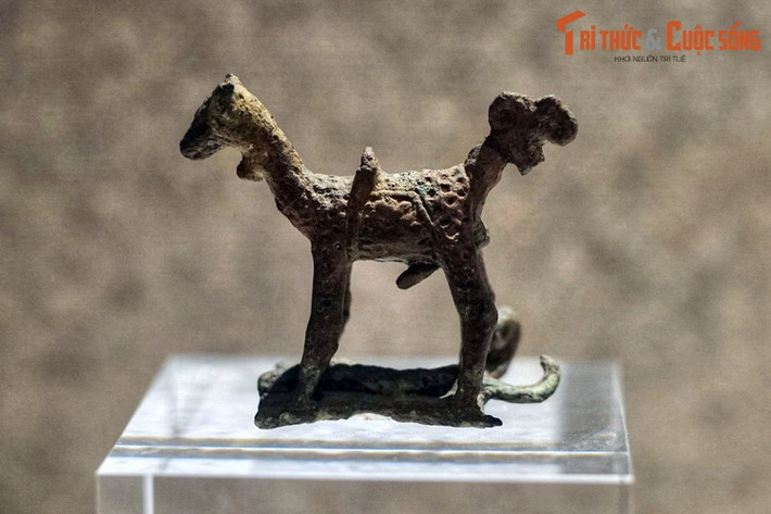 1. Tượng động vật Dốc Chùa (BT Tỉnh Bình Dương) có niên đại cách ngày nay khoảng 2.500 năm, được khai quật tại Dốc Chùa, Tân Uyên, Bình Dương năm 1977. Thuộc văn hóa Đồng Nai, bức tượng bằng đồng này là một trong những Bảo vật quốc gia có tuổi đời cao nhất Việt Nam.