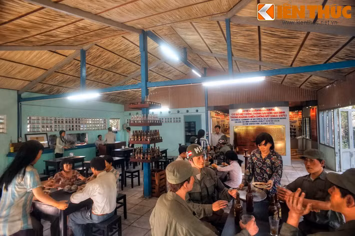 Bên trong quán, cảnh buôn bán, sinh hoạt của các thành phần dân cư Sài Gòn trước 1975 được tái hiện chân thực qua các mô hình sống động.