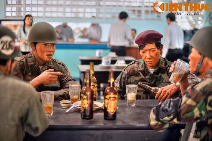 Hay cảnh các quân nhân vừa rôm rả trò chuyện, vừa thưởng thức những cốc bia Con Cọp mát lạnh.
