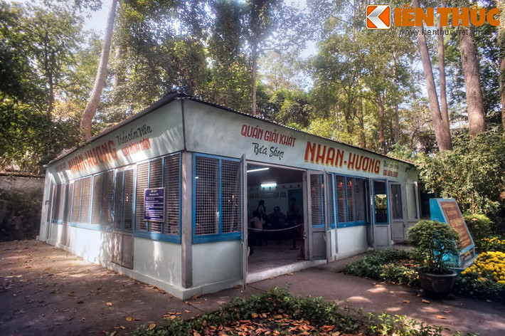 Quán Nhan Hương trong Thảo Cầm Viên Sài Gòn cũng là một địa điểm lý thú để khám phá không gian sống của người Sài Gòn xưa. Đây là một cơ sở hoạt động bí mật dưới bình phong là một quán ăn, được xây dựng từ năm 1963.