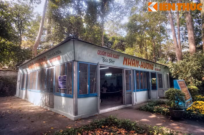 Quán Nhan Hương trong Thảo Cầm Viên Sài Gòn cũng là một địa điểm lý thú để khám phá không gian sống của người Sài Gòn xưa. Đây là một cơ sở hoạt động bí mật dưới bình phong là một quán ăn, được xây dựng từ năm 1963.