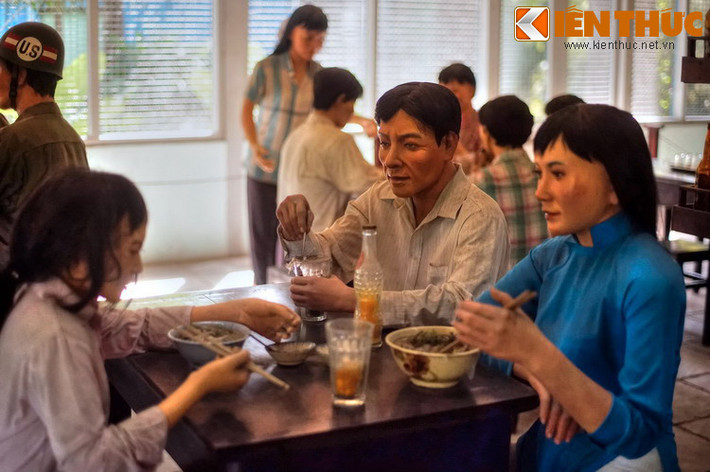 Đó là cảnh một gia đình với hai mẹ con khoan khoái thưởng thức hủ tiếu nóng hổi cùng nước ngọt đóng chai, người cha khuấy ly cà phê đang tỏa hương thơm phức.