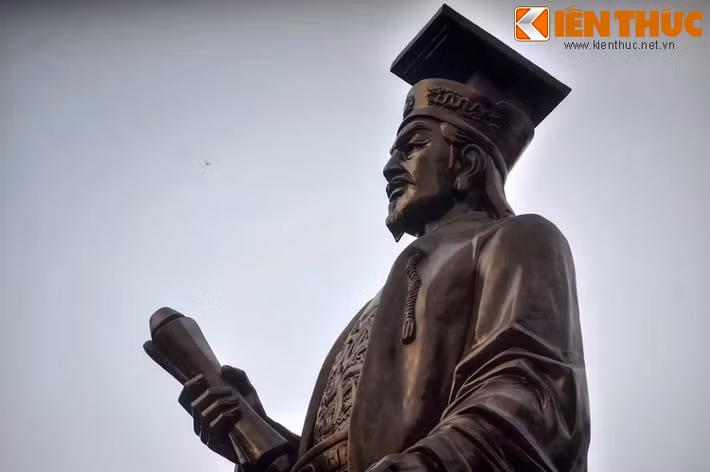 Kể từ ngày tượng đài được xây dựng, vườn hoa Lý Thái Tổ đã trở thành một địa điểm tụ họp quen thuộc của người dân thủ đô, cũng như điểm tham quan mà hầu như du khách nào tới từ phương xa cũng ghé thăm khi đặt chân đến Hà Nội.