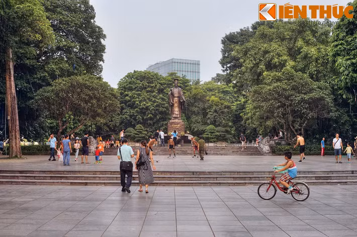 1. Nằm ở vườn hoa Lý Thái Tổ, tượng đài vua Lý Thái Tổ được dựng nhân kỷ niệm 50 năm ngày giải phóng Thủ đô (10/10/1954 – 10/10/2004) và chào đón kỷ niệm 1000 năm Thăng Long – Hà Nội