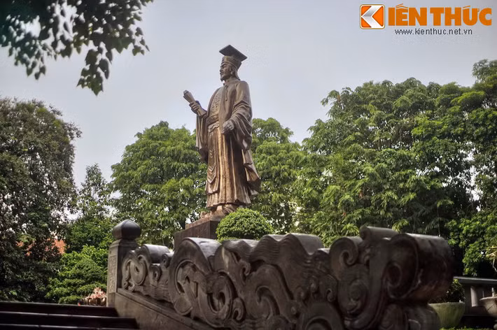 Tượng đài được khởi công ngày 17/08/2004, khánh thành ngày 7/10/2004, do nhà điêu khắc Vi Thị Hoa sáng tác. Tượng được làm bằng đồng nguyên chất, đúc liền khối, nặng 32 tấn (tượng 12 tấn, bệ 20 tấn), cao 10,1m (tượng cao 6,8 mét, bệ cao 3,3 mét), hướng nhìn ra hồ Hoàn Kiếm.