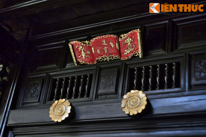 Hai Mắt cửa của nhà cổ Tấn Ký ở Hội An. Tại phố cổ Hội An, Mắt cửa là một dạng linh vật được treo trước nhà, có vai trò như mắt thần canh giữ cho ngôi nhà, đem đến sự an lạc, xua đuổi điều xấu xa.