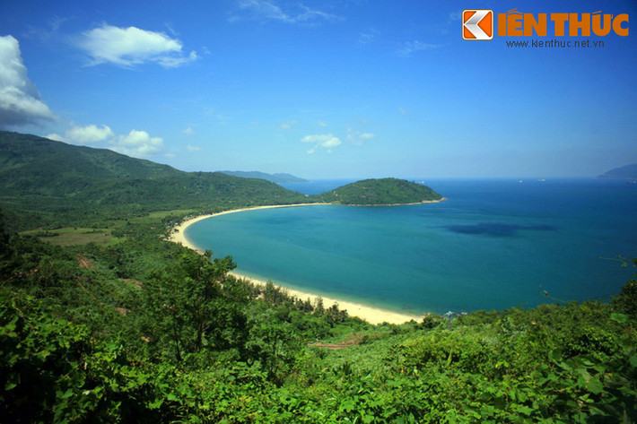 Còn một cách giải thích lý thú dựa trên thời tiết. Theo đó, Đà Nẵng và Huế được ngăn cách bởi đèo Hải Vân. Một bên đèo là Huế khi vào mùa thường mưa tầm tã không ngớt. Nhưng chỉ cần băng qua đèo thì trời quang mây tạnh, nắng chan hòa. Ảnh: Cảnh đèo Hải Vân ở địa phận Đà Nẵng.