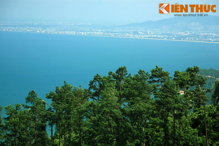 Người ta thường hí hửng đã nắng, đã nắng… Người miền Trung thường nói giọng nặng hơn “đã” nghe giống “đà”, “nắng” nghe giống “nẵng”. Lâu dần người ta gọi đà nẵng cho dễ đọc và vùng đất bên dòng sông Hàn đã mang tên gọi Đà Nẵng từ đó. Ảnh: Từ đèo Hải Vân nhìn về Đà Nẵng.