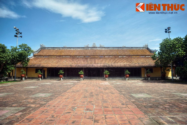 Trải qua nhiều lần tu sửa, cung Diên Thọ ngày nay rộng khoảng 17.500m2, có khoảng 20 công trình kiến trúc lớn nhỏ khác nhau. Công trình trung tâm của cung Diên Thọ là tòa Diên Thọ chính điện, xây bằng gạch và gỗ sơn đen, rộng 27,5m, dài 34,7m, diện tích gần 960m².