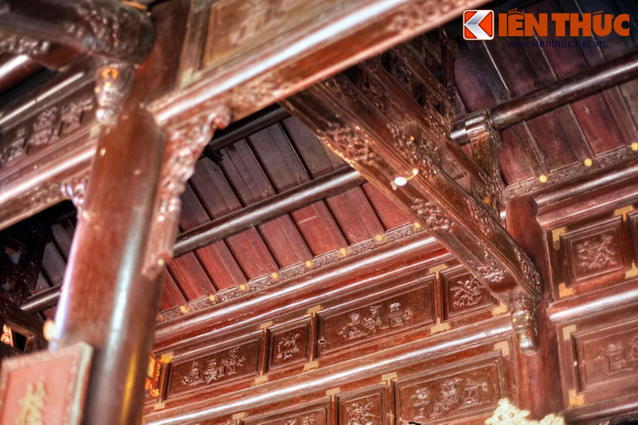 Kết cấu tòa Diên Thọ chính điện được chống đỡ bằng hệ thống cột gỗ và vì kèo tiền doanh làm theo kiểu chồng rường giả thủ, chạm trổ tỉ mỉ, thanh nhã. Nội thất điện còn lưu giữ được nhiều hiện vật quý, đặc biệt là bức hoành phi "Diên Thọ cung" làm năm 1916 và tám bức tranh gương cổ.