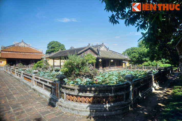 Nằm ở phía Đông của Diên Thọ chính điện là tạ Trường Du, một nhà thủy tạ được dựng vào năm 1849 trong lần đại tu cung Gia Thọ, chuẩn bị cho lễ Tứ tuần đại khánh tiết của Hoàng thái hậu Từ Dụ. Đây là một trong bốn nhà tạ cổ xưa còn lại của kinh thành Huế.