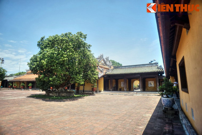 Các công trình trong cung Diên Thọ được nối thông với nhau bằng hệ thống hành lang, thường là trường lang hoặc hồi lang (hành lang vòng), lợp ngói lưu ly xanh.