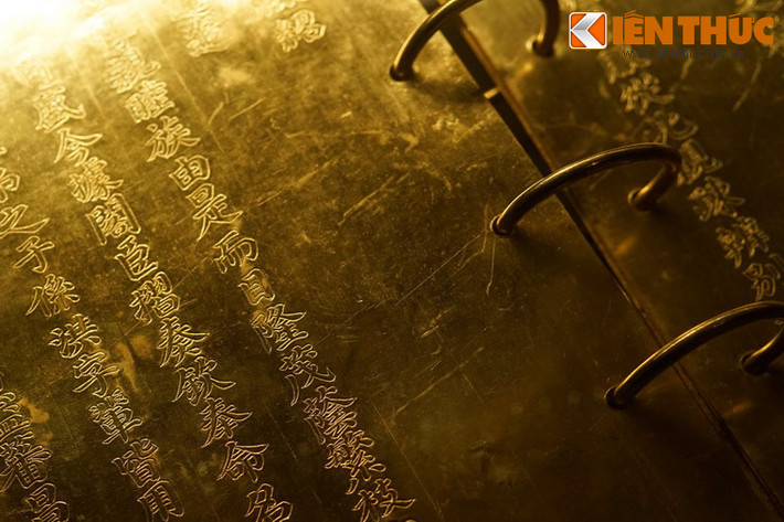 Tiếp đến, những cuốn sách bằng vàng này được dùng trong các lễ kính dâng tôn hiệu hoàng đế, hoàng hậu các đời trước; kính dâng tôn hiệu hoàng thái hậu; sách phong hoàng tử, các công chúa trong hoàng thân.