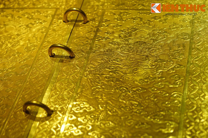 Sách của hoàng hậu làm bằng vàng mười tuổi, có sáu tờ, tờ trước và tờ sau chạm khắc rồng, mây, bốn tờ giữa khắc sách văn; dài năm tấc năm phân, ngang ba tấc năm phân, dày hai li.