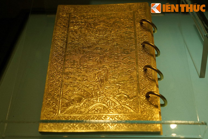 Kim sách được chế tác theo các quy định nghiêm ngặt về chất liệu, kích thước, số trang, hòm đựng... Cụ thể, sách của vua làm chín tờ bằng vàng mười tuổi, hai tờ trước, sau khắc rồng, mây, bảy tờ giữa sách văn; dài sáu tấc ba phân, ngang ba tấc sáu phân, dày hai li; bốn khuyên tròn bằng vàng.