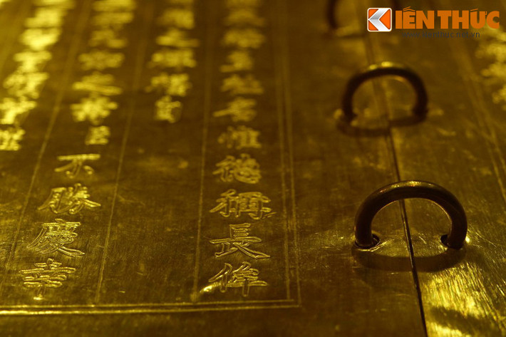 Ngược dòng lịch sử, việc làm kim sách nhà Nguyễn được giao cho bộ Lễ. Trước hết, kim sách được dùng cho lễ đăng quang của vua. Sử chép: “Đến ngày làm lễ, đặt nghi lễ đại triều ở điện Thái Hòa, hoàng đế tới ngự, bách quan kính đưa sách vàng lên, dâng tôn hiệu và bài biểu, làm lễ khánh hạ”.