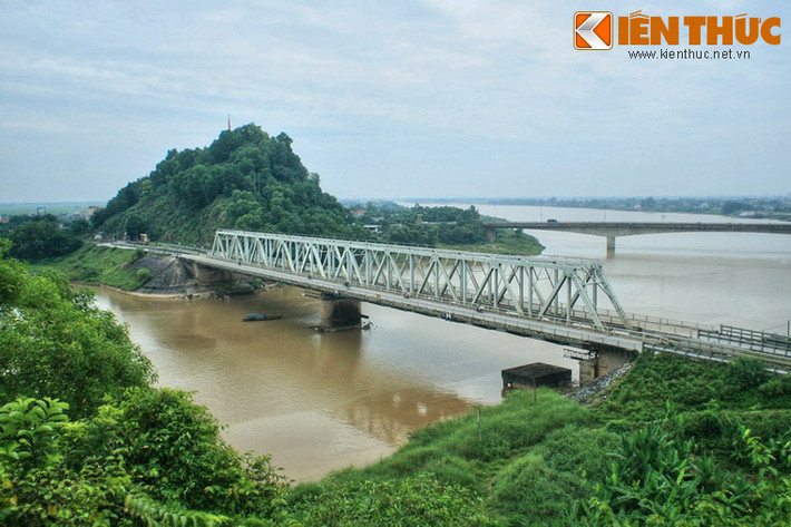 Bắc qua sông Mã, cách thành phố Thanh Hoá 4 km về phía Bắc, cầu Hàm Rồng là cây cầu rất nổi tiếng trong chiến tranh Việt Nam, được coi như một biểu tượng cho ý chí quật cường của quân dân Thanh Hóa.