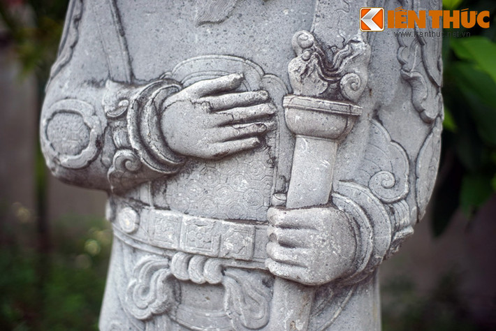 Các chi tiết chính trên thân tượng một pho tượng ở đền thờ Quận công Nguyễn Đình Huấn.