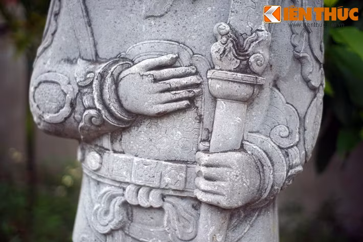 Các chi tiết chính trên thân tượng một pho tượng ở đền thờ Quận công Nguyễn Đình Huấn.
