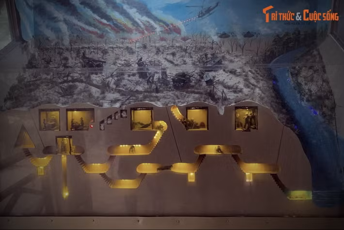 2. Nằm ở vùng ngoại ô phía Tây Bắc TP.HCM, Địa đạo Củ Chi là một công trình quân sự ngầm độc đáo và nổi tiếng trên toàn thế giới. Với chiều dài hơn 200 km, hệ thống địa đạo này từng là nơi sinh sống, chiến đấu và trú ẩn của lực lượng cách mạng trong suốt những năm tháng kháng chiến chống Mỹ.