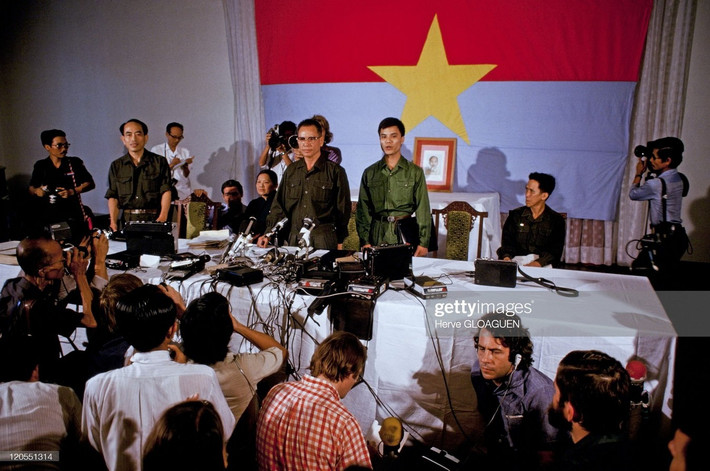 Tướng Trần Văn Trà – Phó Tư lệnh chiến dịch Hồ Chí Minh – phát biểu trước các phóng viên trong và ngoài nước trong buổi họp báo ở Sài Gòn ngày 30/4/1975. Ảnh: Herve Gloaguen / Getty Images.