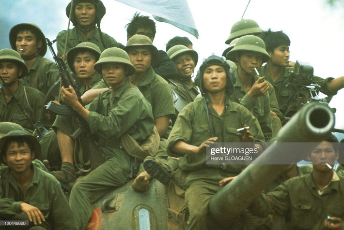 Một vài chiến sĩ thư thái sau khi cuộc chiến trường kỳ đã kết thúc. Ảnh: Herve Gloaguen / Getty Images.