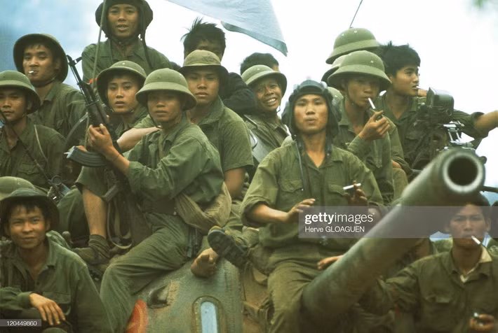 Một vài chiến sĩ thư thái sau khi cuộc chiến trường kỳ đã kết thúc. Ảnh: Herve Gloaguen / Getty Images.