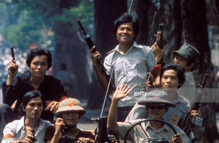 Niềm vui chiến thắng vỡ òa sau những tháng ngày gian khổ. Ảnh: Herve Gloaguen / Getty Images.