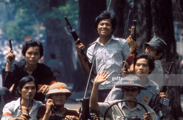 Niềm vui chiến thắng vỡ òa sau những tháng ngày gian khổ. Ảnh: Herve Gloaguen / Getty Images.