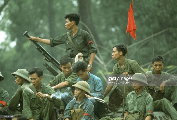 Các chiến sĩ trên chiếc xe tăng bên ngoài Dinh Độc Lập. Ảnh: Herve Gloaguen / Getty Images.