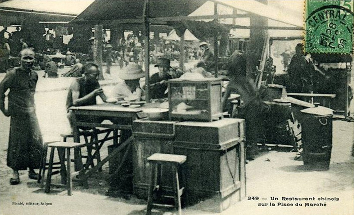 Quán ăn người Hoa trên sân Chợ Cũ. Khu vực này ngày nay là tòa nhà Bitexco Financial Tower. Ảnh: Public Domain.