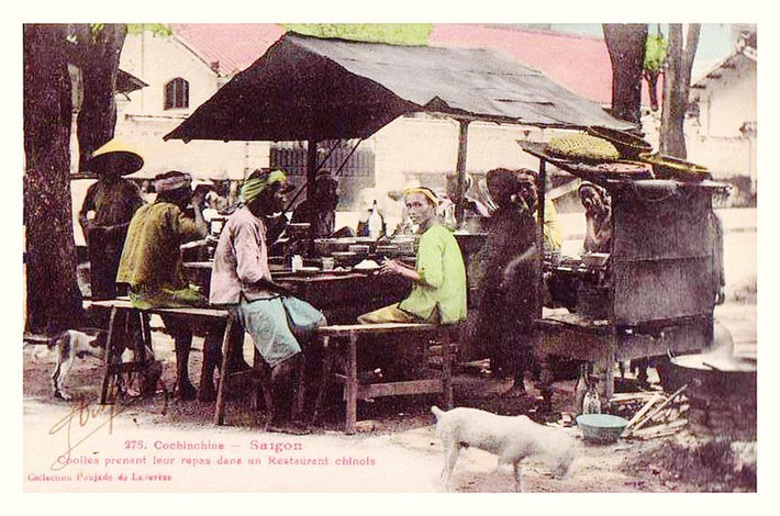 Các "cu li" (coolies - người làm công việc chân tay) thưởng thức bữa ăn tại một quán của người Hoa ở Sài Gòn. Ảnh: Public Domain.