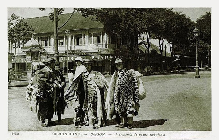 Những người bán da thú dạo trên quảng trường Nhà hát Thành phố ở Sài Gòn. Ảnh: Public Domain.