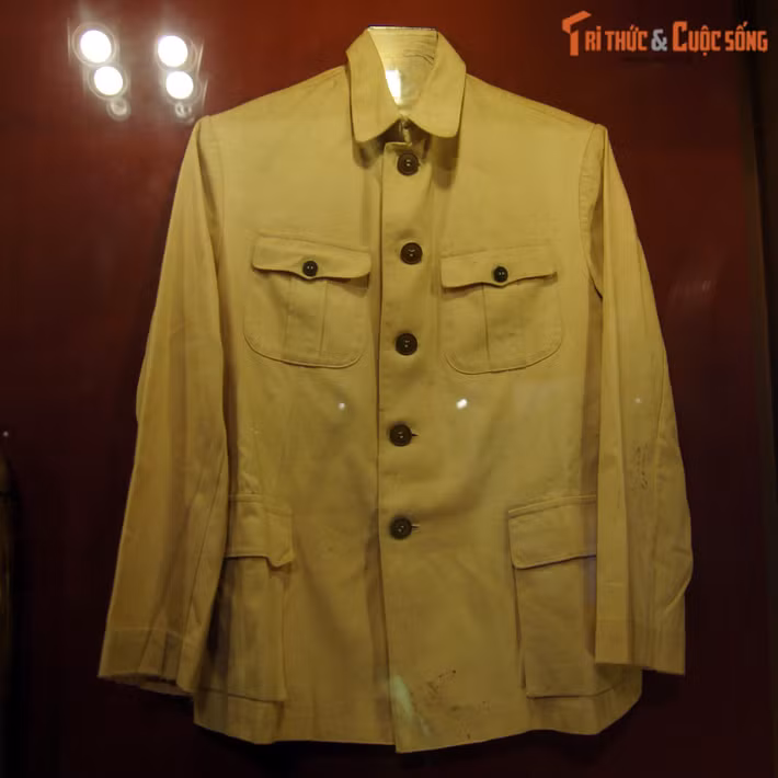 Bộ quần áo ka ki, Bác Hồ đã dùng trong những năm cuối đời.