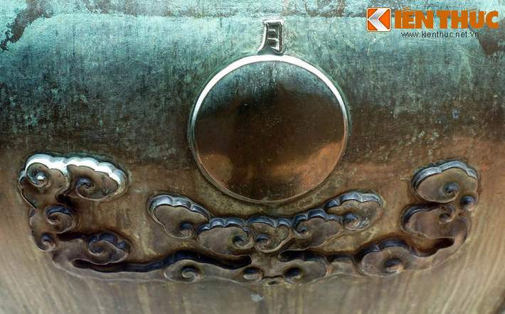 Nhân Đỉnh, chiếc đỉnh thứ hai trong bộ Cửu Đỉnh có hình tượng "Nguyệt", nghĩa là mặt trăng. Trăng là thiên thể có vai trò trọng yếu trong phép làm lịch Á Đông xưa. Một chu kỳ của trăng ứng với một tháng trong Âm lịch. Nhìn vào mặt trăng, người xưa có thể dự báo thời tiết, diễn biến của mùa màng.