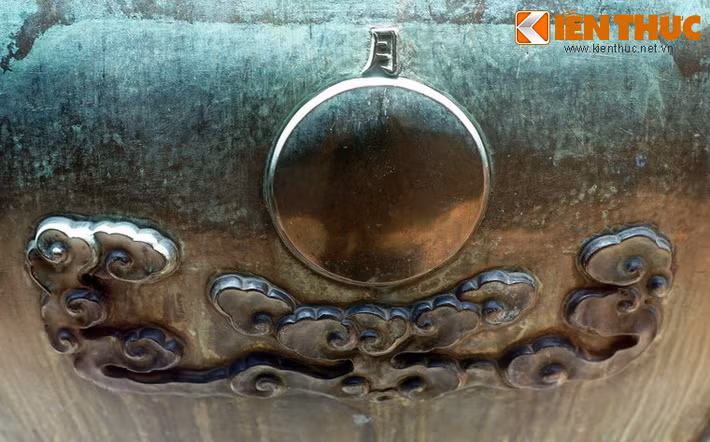 Nhân Đỉnh, chiếc đỉnh thứ hai trong bộ Cửu Đỉnh có hình tượng "Nguyệt", nghĩa là mặt trăng. Trăng là thiên thể có vai trò trọng yếu trong phép làm lịch Á Đông xưa. Một chu kỳ của trăng ứng với một tháng trong Âm lịch. Nhìn vào mặt trăng, người xưa có thể dự báo thời tiết, diễn biến của mùa màng.