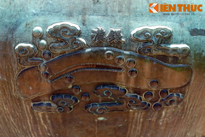 Anh đỉnh, chiếc đỉnh thứ tư có hình tượng "Ngân hán", nghĩa là dải Ngân hà. Là một thiên hà chứa Hệ Mặt trời của chúng ta, dài Ngân hà xuất hiện trên bầu trời như một dải sao mà con người tưởng tượng là dòng sông chảy trên trời. Nhìn vào dải Ngân hà, người xưa có thể đoán được thời vận tốt xấu.