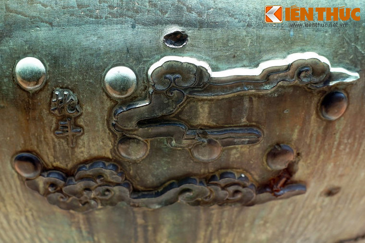 Ngoài dải Ngân hà, trên Anh đỉnh còn có một hình tượng thiên văn khác là “Bắc Đẩu” , nghĩa là sao Bắc Đẩu. Đây là chòm sao gồm 7 ngôi sao nằm ở phương Bắc, được người xưa dùng làm dấu mốc xác định phương hướng vào ban đêm. 7 ngôi sao này còn được gọi là Đế Xa - cỗ xe của bầu trời.