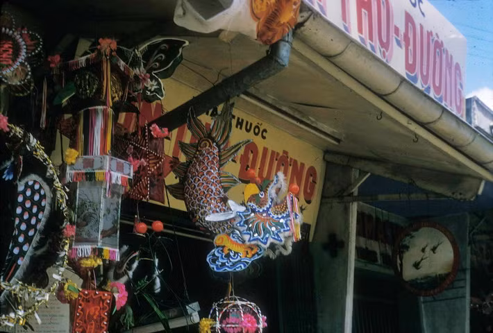 Đèn lồng Trung thu được bày bán bên ngoài một hiệu thuốc Đông y ở đường Lương Nhữ Học, khu Chợ Lớn năm 1966. Ảnh: Douglas Ross.