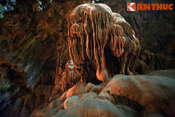 Sự tĩnh lặng tuyệt đối và bầu không khí mát lạnh khiến không gian bên trong hang động Pu Sam Cáp như một thế giới khác. Vẻ đẹp nguyên sơ ở nơi đây khiến những người ghé thăm không khỏi ngỡ ngàng...