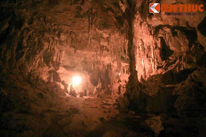 Bên trong các hang động cao rộng, có vòm cao đủ để chứa những ngôi nhà nhiều tầng. Nét đặc sắc nhất là hệ thống các nhũ đá và măng đá kỳ ảo. Sự tinh tế của các thạch nhũ và măng đá nơi đây có thể sánh ngang với các hang động ở vịnh Hạ Long và Phong Nha - Kẻ Bàng.